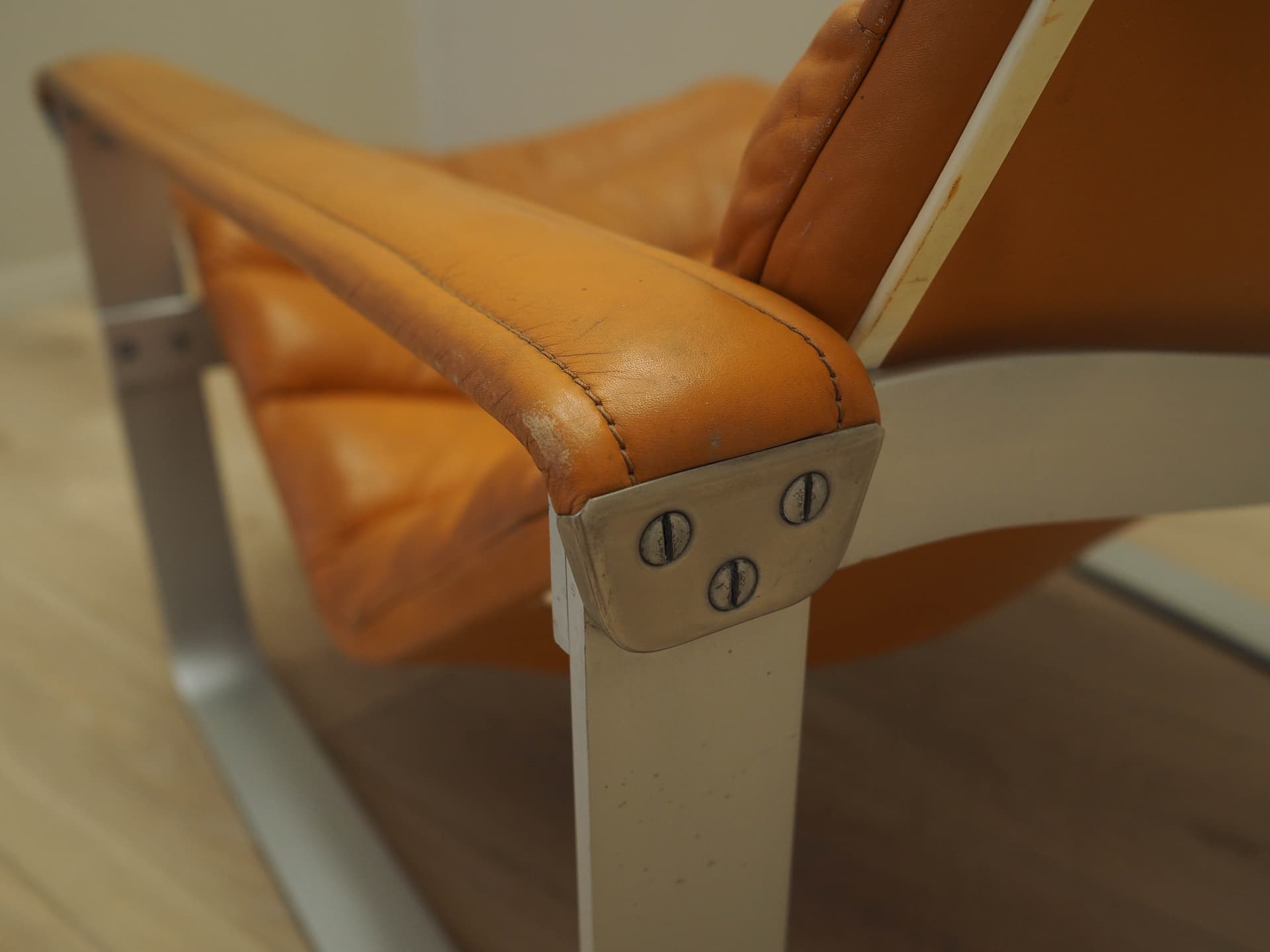 Fotel wypoczynkowy, skóra naturalna pomarańczowa, metal jasnoszary, proj. I. Lappalainen, Asko, Finlandia, lata 60. - 183413