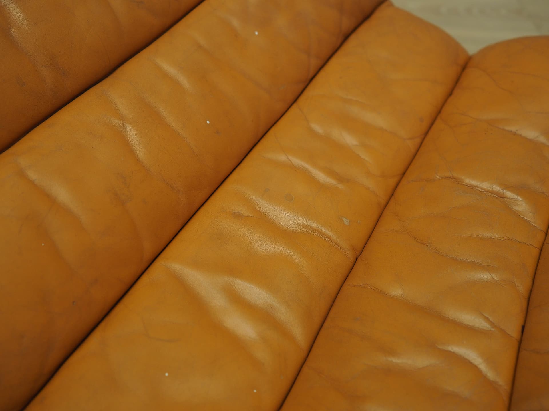 Fotel wypoczynkowy, skóra naturalna pomarańczowa, metal jasnoszary, proj. I. Lappalainen, Asko, Finlandia, lata 60. - 183409