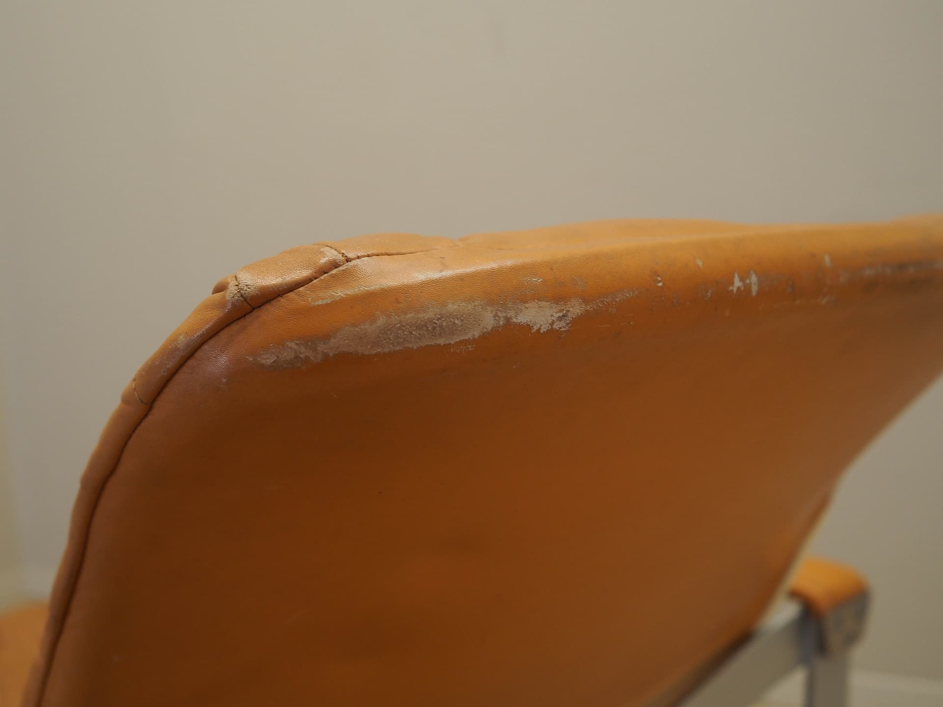 Fotel wypoczynkowy, skóra naturalna pomarańczowa, metal jasnoszary, proj. I. Lappalainen, Asko, Finlandia, lata 60. - 183412