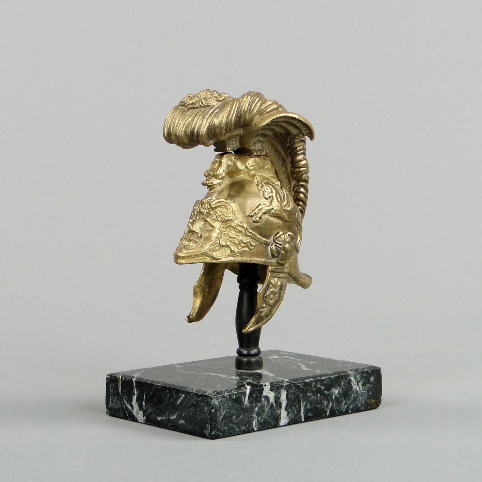 Złocona miniatura hełmu kirasjera, brąz, Francja, lata 20. - 12820