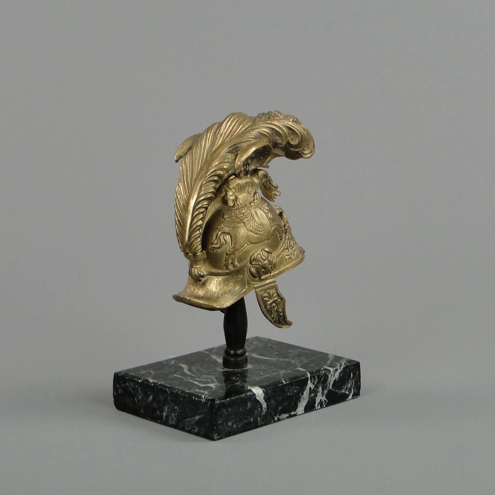 Złocona miniatura hełmu kirasjera, brąz, Francja, lata 20. - 12822