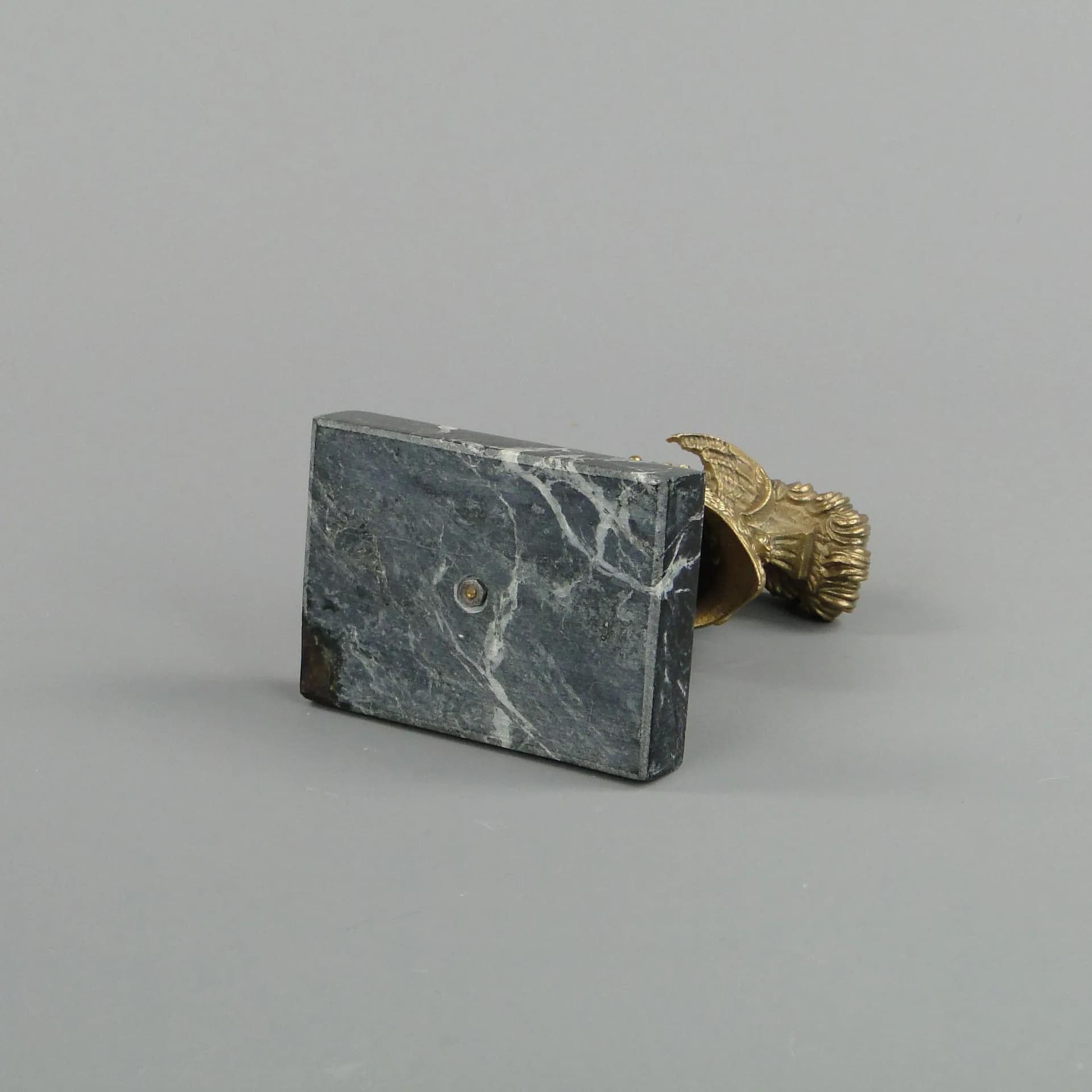 Złocona miniatura hełmu kirasjera, brąz, Francja, lata 20. - 12824