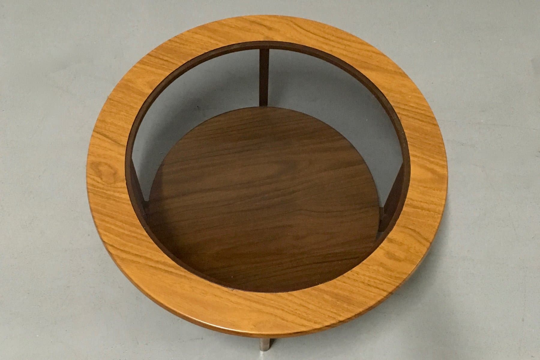 Okrągły stolik kawowy, brązowy, teak i szkło, lata 60. - 184613