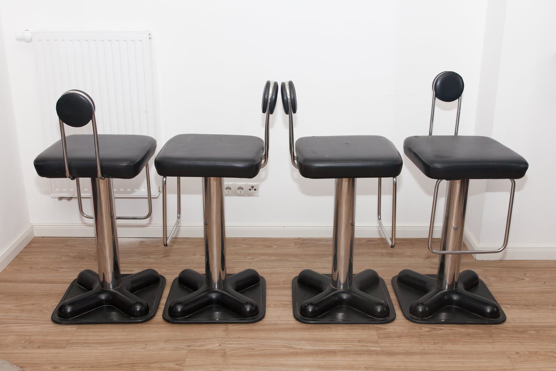 Zestaw czterech stołków barowych Birillo, czarny, skóra naturalna i metal, proj. J. Colombo, Zanotta, 1971 - 184573
