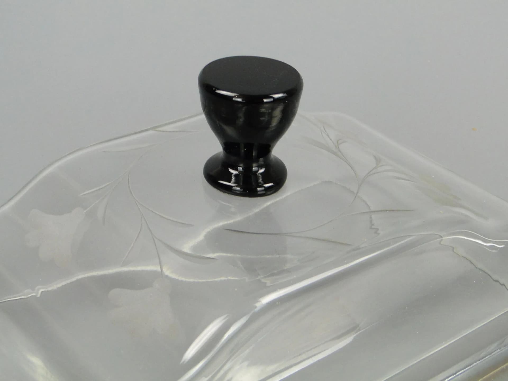 Pojemnik na ser Art déco, szkło kryształowe transparentne, bakelit czarny, metal biały, Polska, lata 30. - 12914