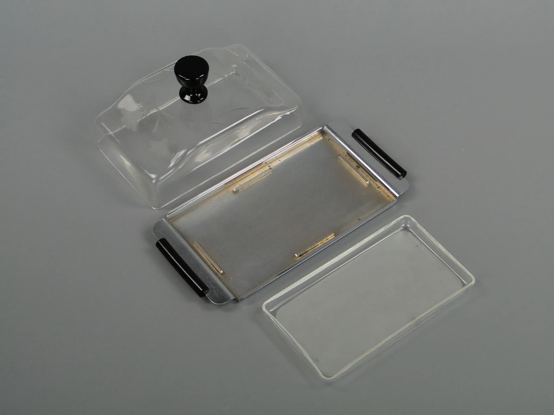 Pojemnik na ser Art déco, szkło kryształowe transparentne, bakelit czarny, metal biały, Polska, lata 30. - 12911