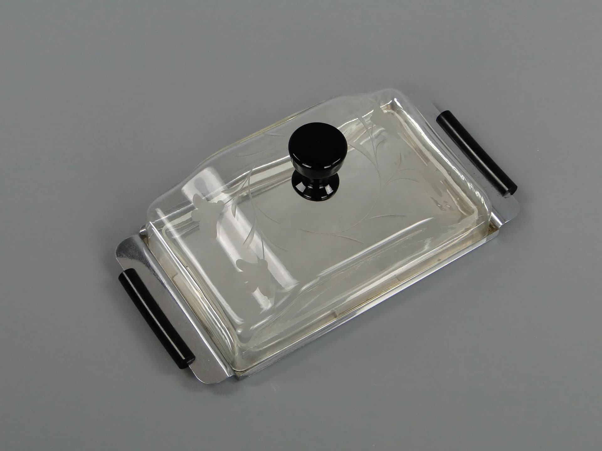 Pojemnik na ser Art déco, szkło kryształowe transparentne, bakelit czarny, metal biały, Polska, lata 30. - 12910