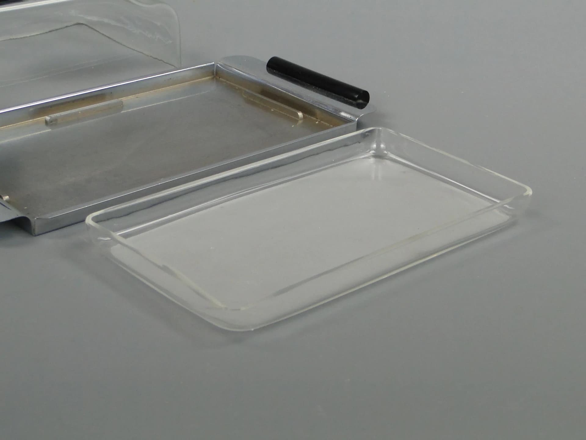 Pojemnik na ser Art déco, szkło kryształowe transparentne, bakelit czarny, metal biały, Polska, lata 30. - 12912