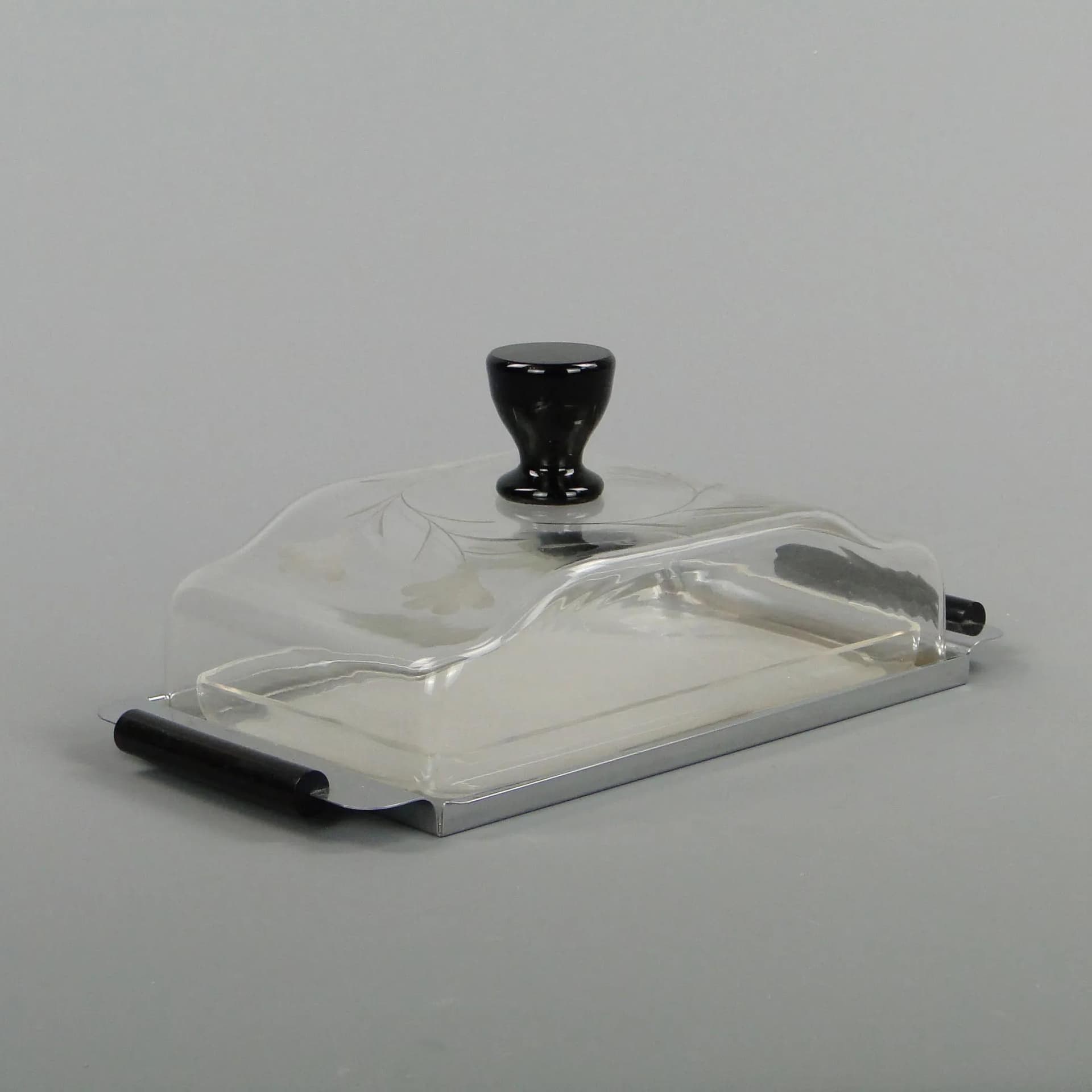 Pojemnik na ser Art déco, szkło kryształowe transparentne, bakelit czarny, metal biały, Polska, lata 30. - 12908