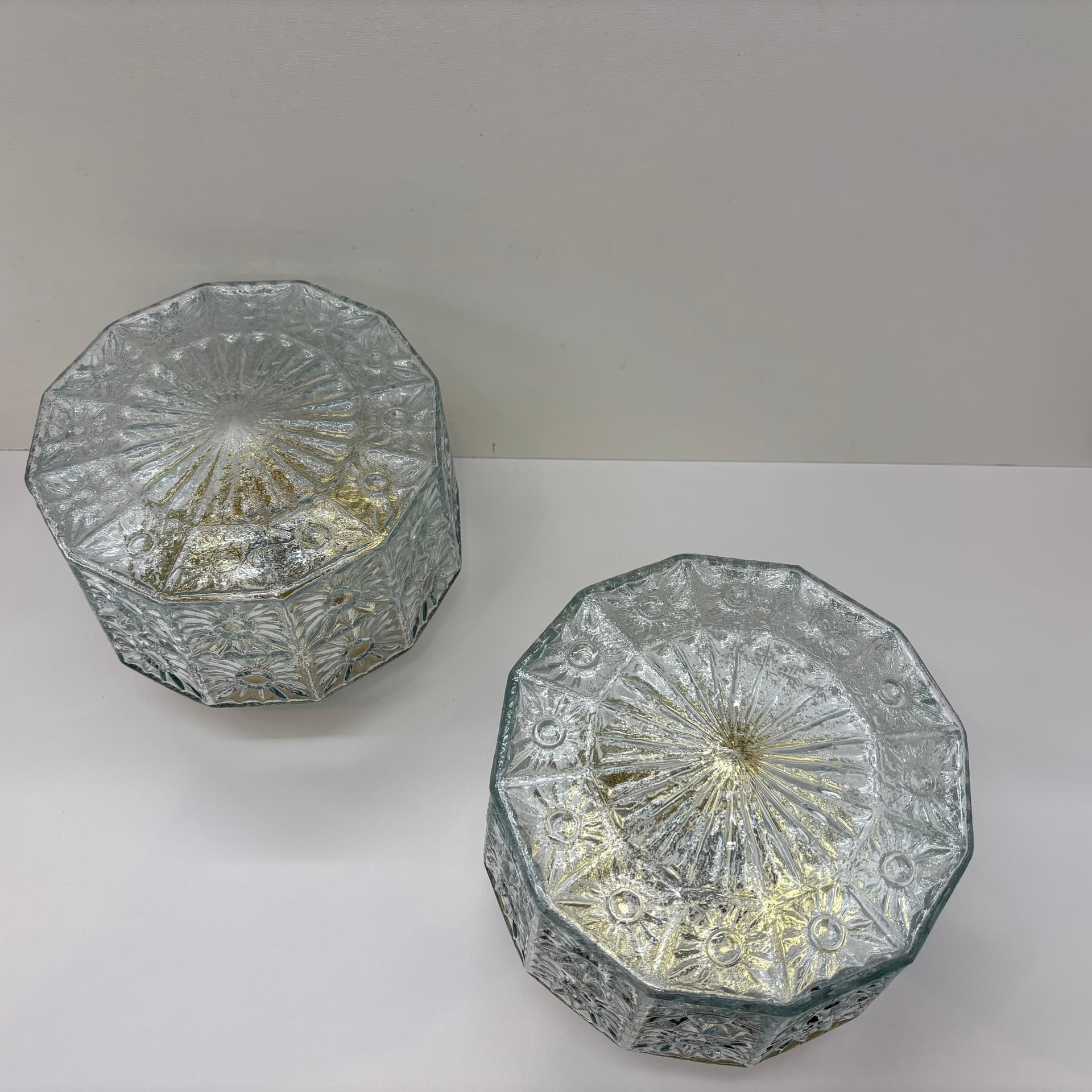 Pair of wall lights, transparent glass, gilded aluminium, Germany, 1980s. - 185080