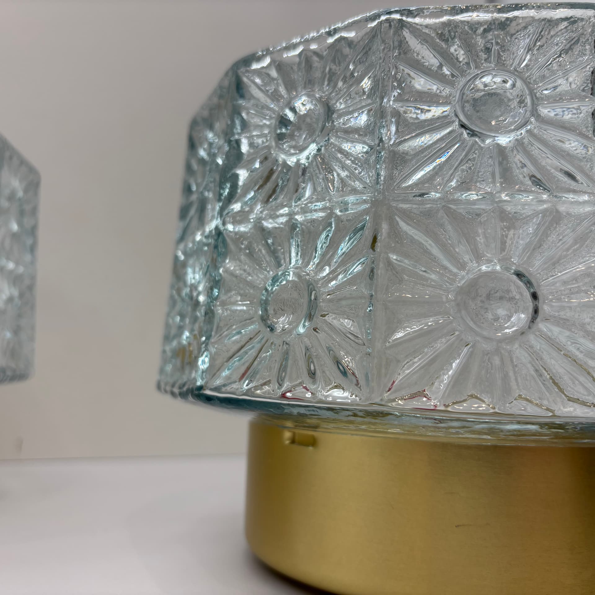 Pair of wall lights, transparent glass, gilded aluminium, Germany, 1980s. - 185081