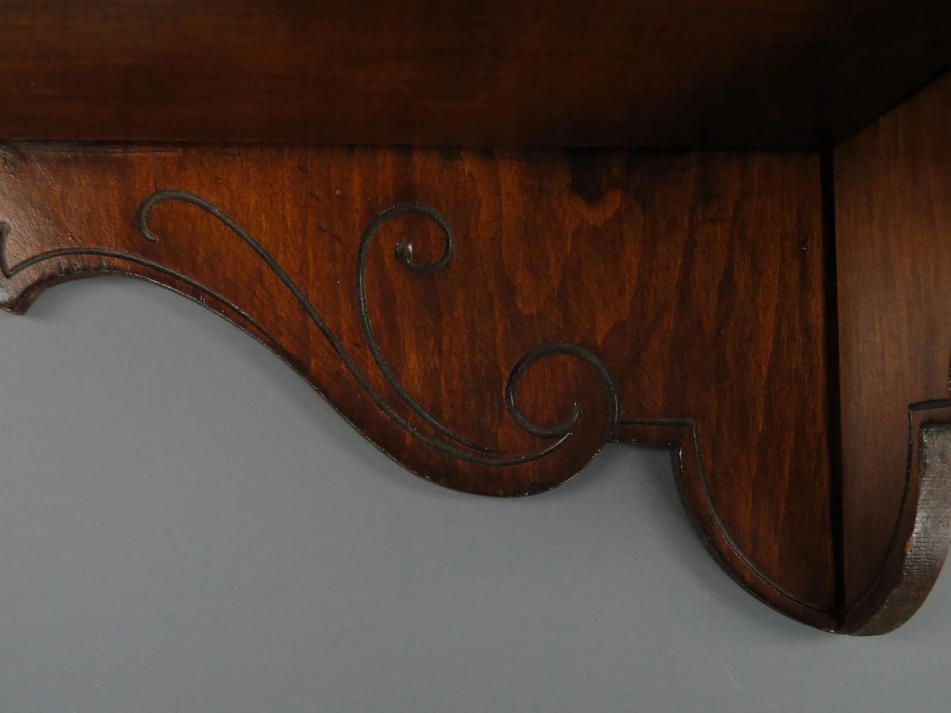 Półka narożna secesyjna, orzech brąz ciemny, Polska, lata 20. - 12874