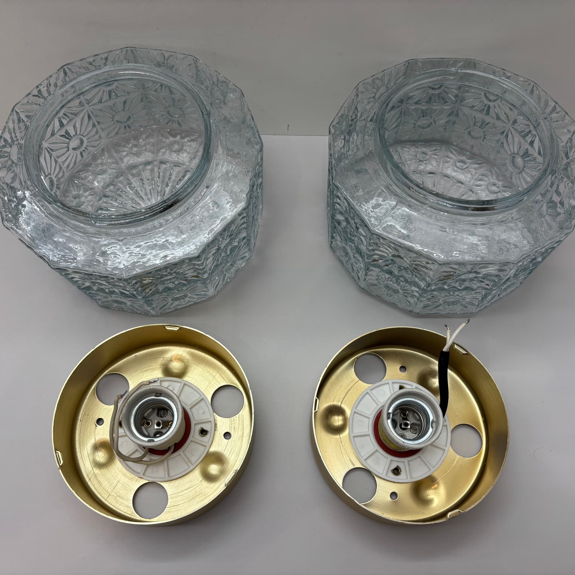 Pair of wall sconces, transparent glass, gold aluminium, Germany, 1980s. - 185144