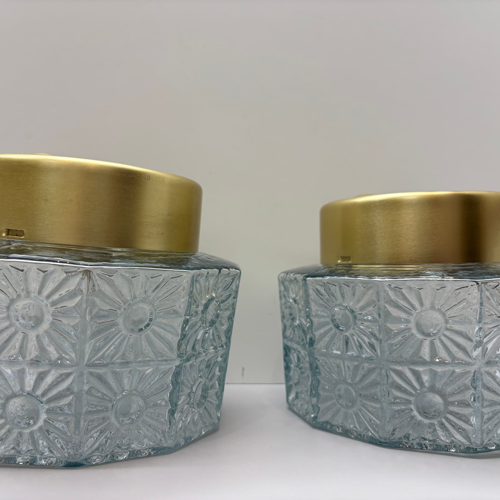 Pair of wall sconces, transparent glass, gold aluminium, Germany, 1980s. - 185136