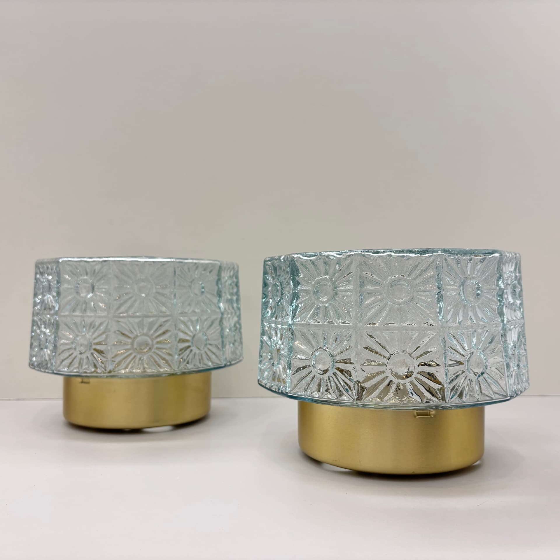 Pair of wall sconces, transparent glass, gold aluminium, Germany, 1980s. - 185135