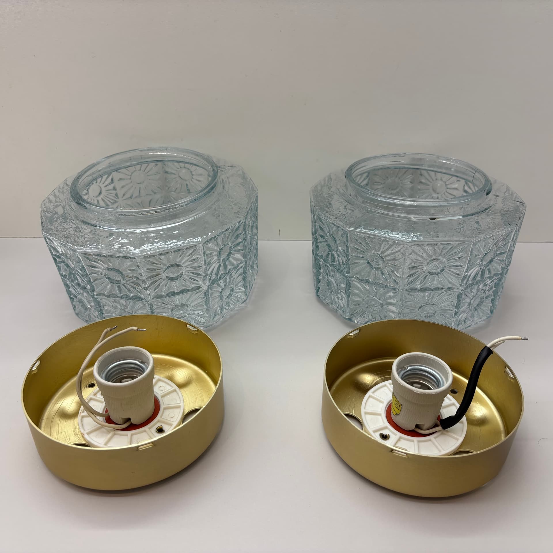 Pair of wall sconces, transparent glass, gold aluminium, Germany, 1980s. - 185142