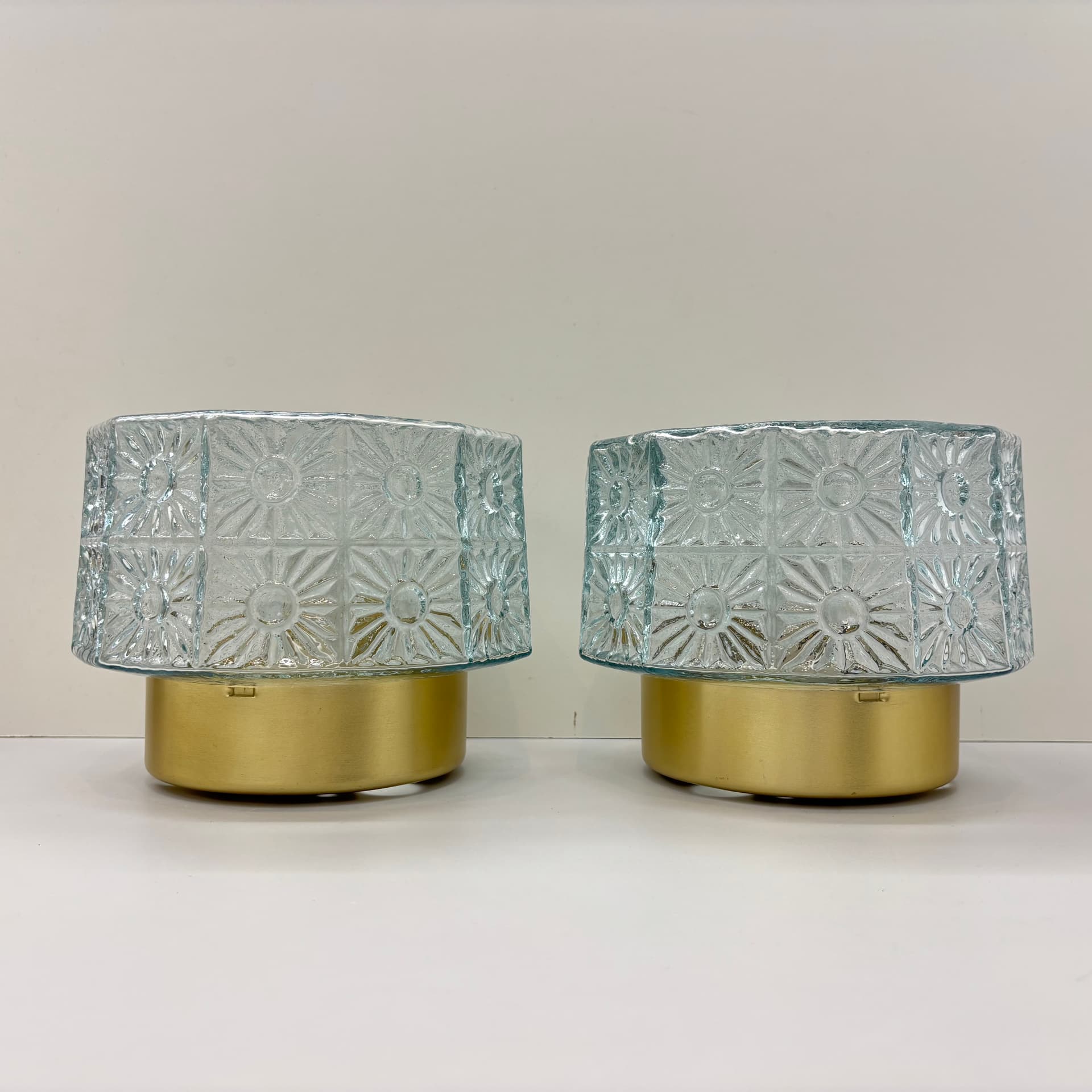 Pair of wall sconces, transparent glass, gold aluminium, Germany, 1980s. - 185134
