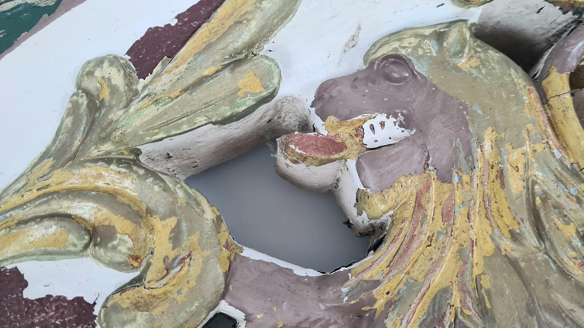 Antyczny drewniany naczółek z lwem – XVIII/XIX w. | element architektury wnętrz, 107 cm - 185290