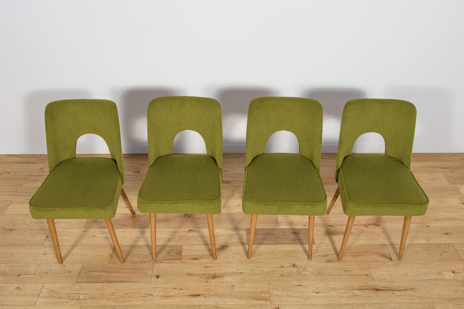 Komplet czterech krzeseł Muszelka, oliwkowa zieleń, drewno jasny, Polska, lata 60. - 185316