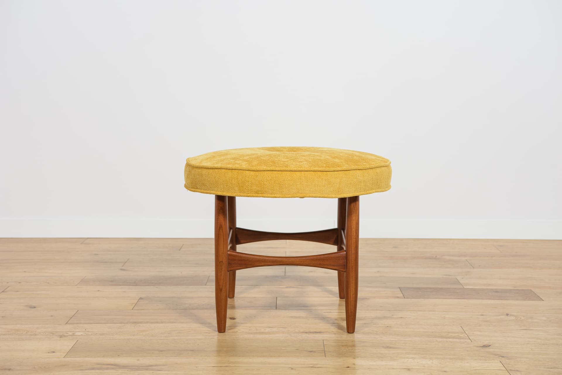 Stołek, tapicerka żółta, teak, proj. I. Kofod-Larsen, G-Plan, Wielka Brytania, lata 60. - 185372