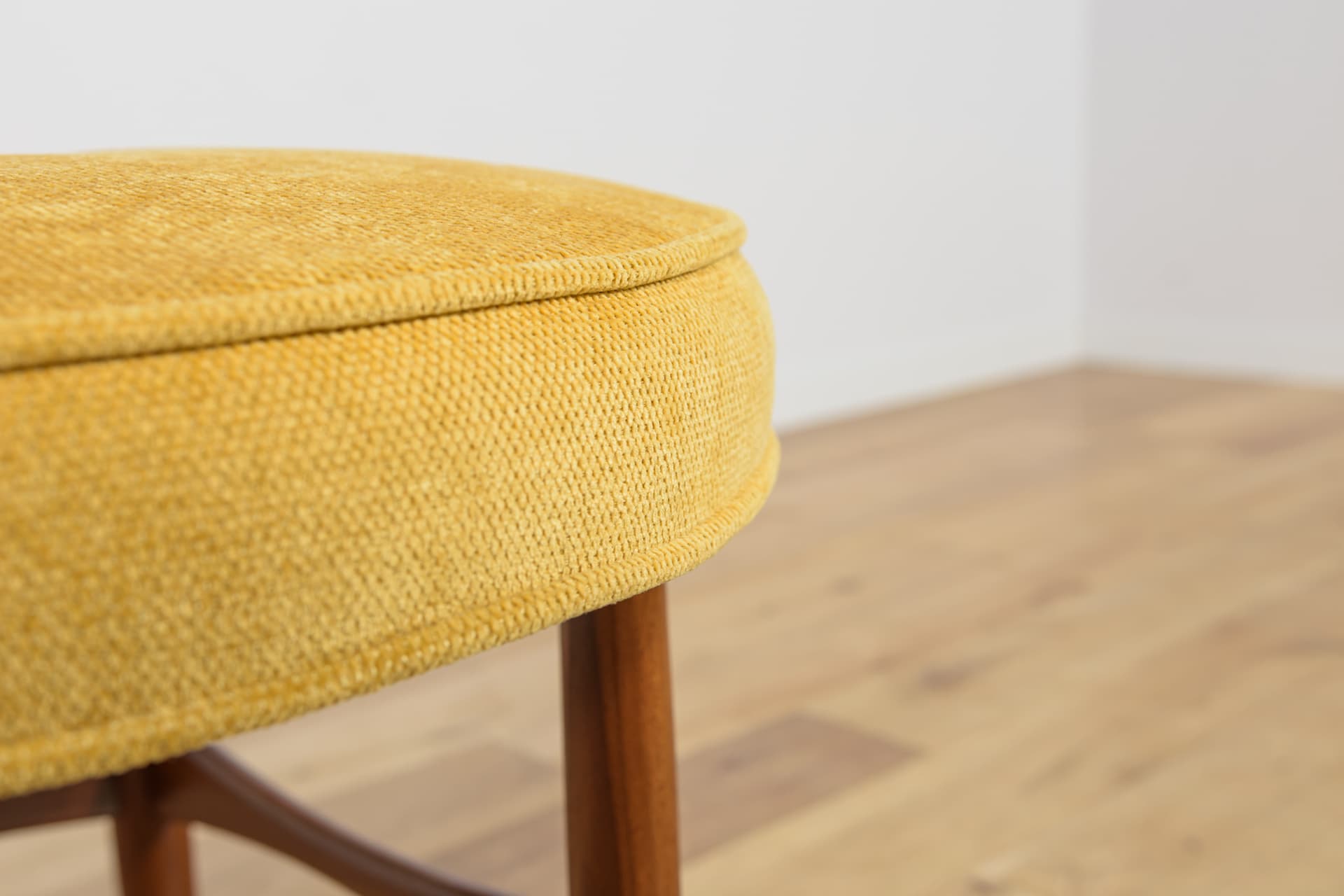 Stołek, tapicerka żółta, teak, proj. I. Kofod-Larsen, G-Plan, Wielka Brytania, lata 60. - 185379