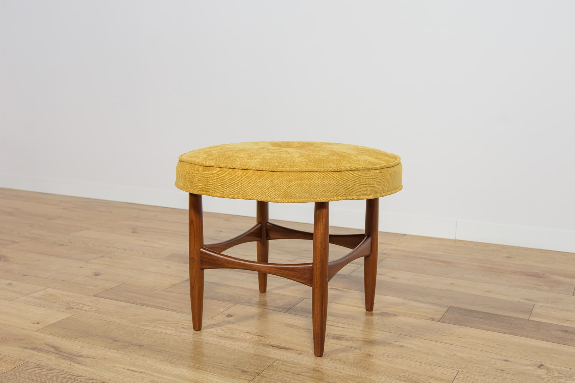 Stołek, tapicerka żółta, teak, proj. I. Kofod-Larsen, G-Plan, Wielka Brytania, lata 60. - 185374