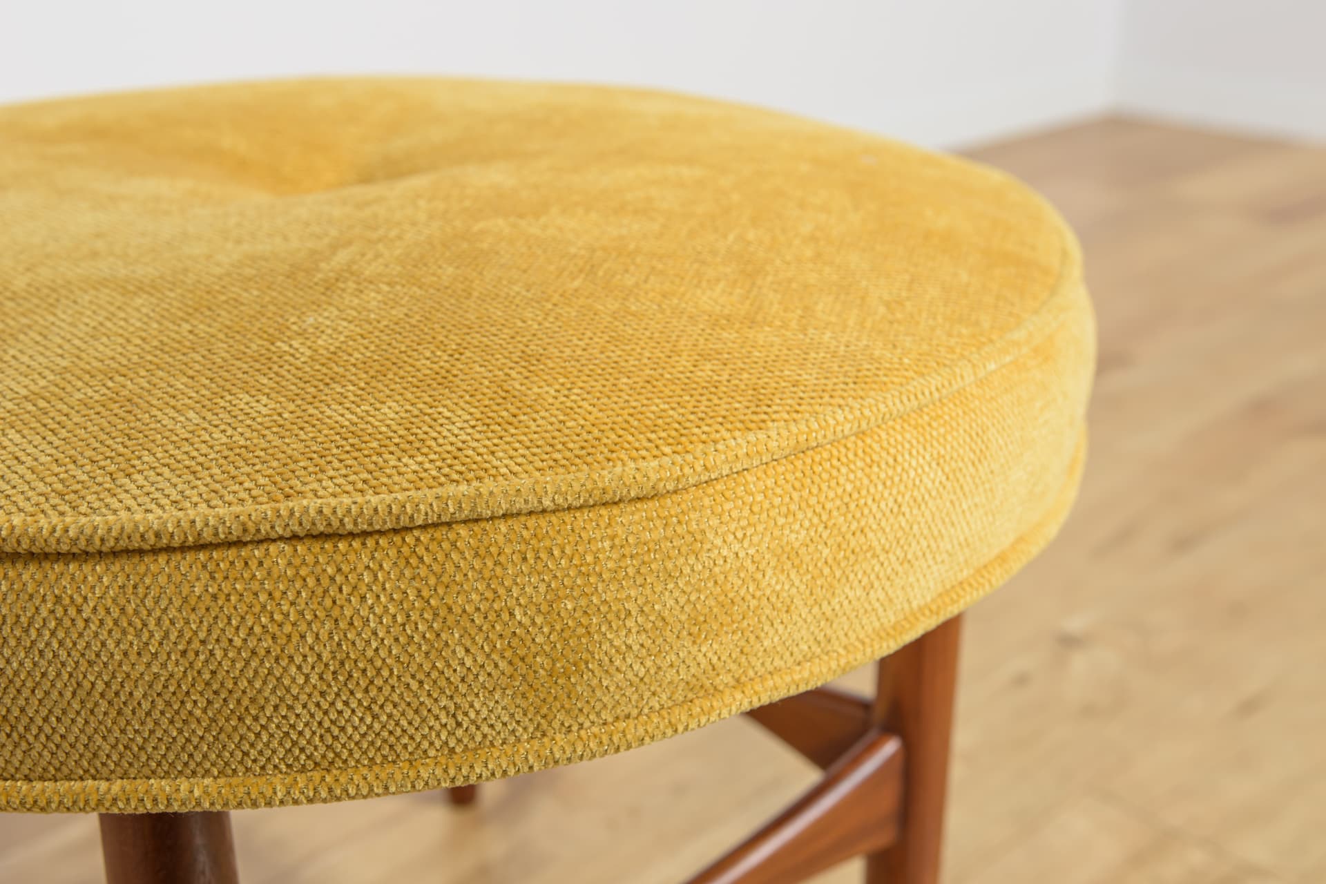 Stołek, tapicerka żółta, teak, proj. I. Kofod-Larsen, G-Plan, Wielka Brytania, lata 60. - 185378