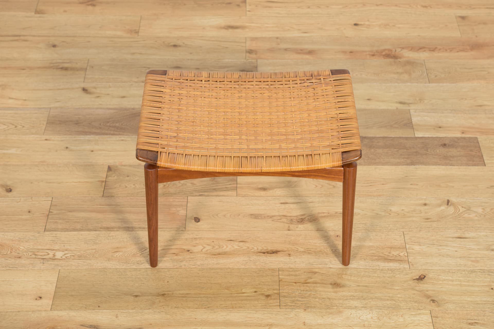 Taboret, teak brązowy jasny, rattan, proj. S. Omann, Dania, lata 60. - 185422