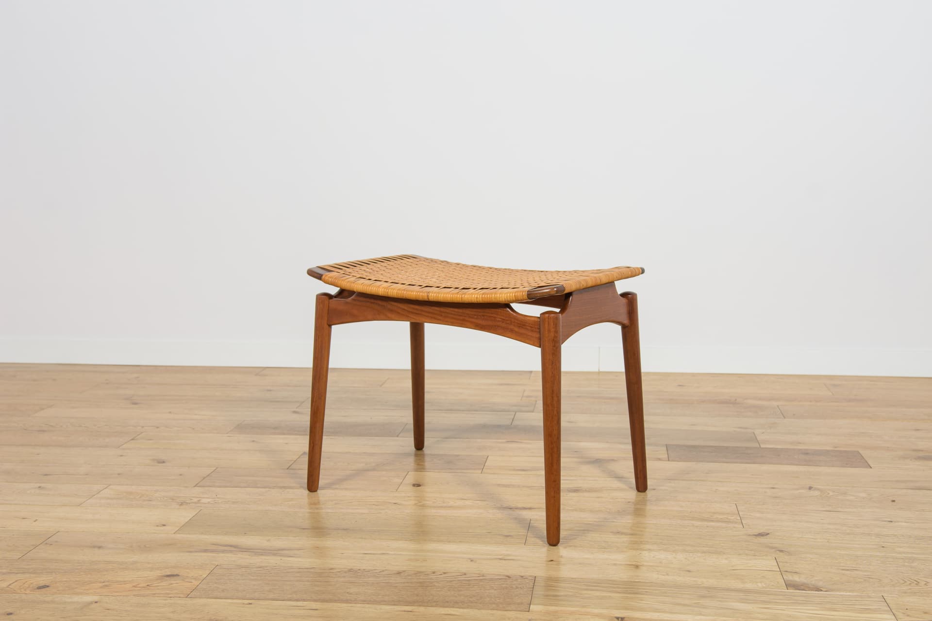 Taboret, teak brązowy jasny, rattan, proj. S. Omann, Dania, lata 60. - 185419