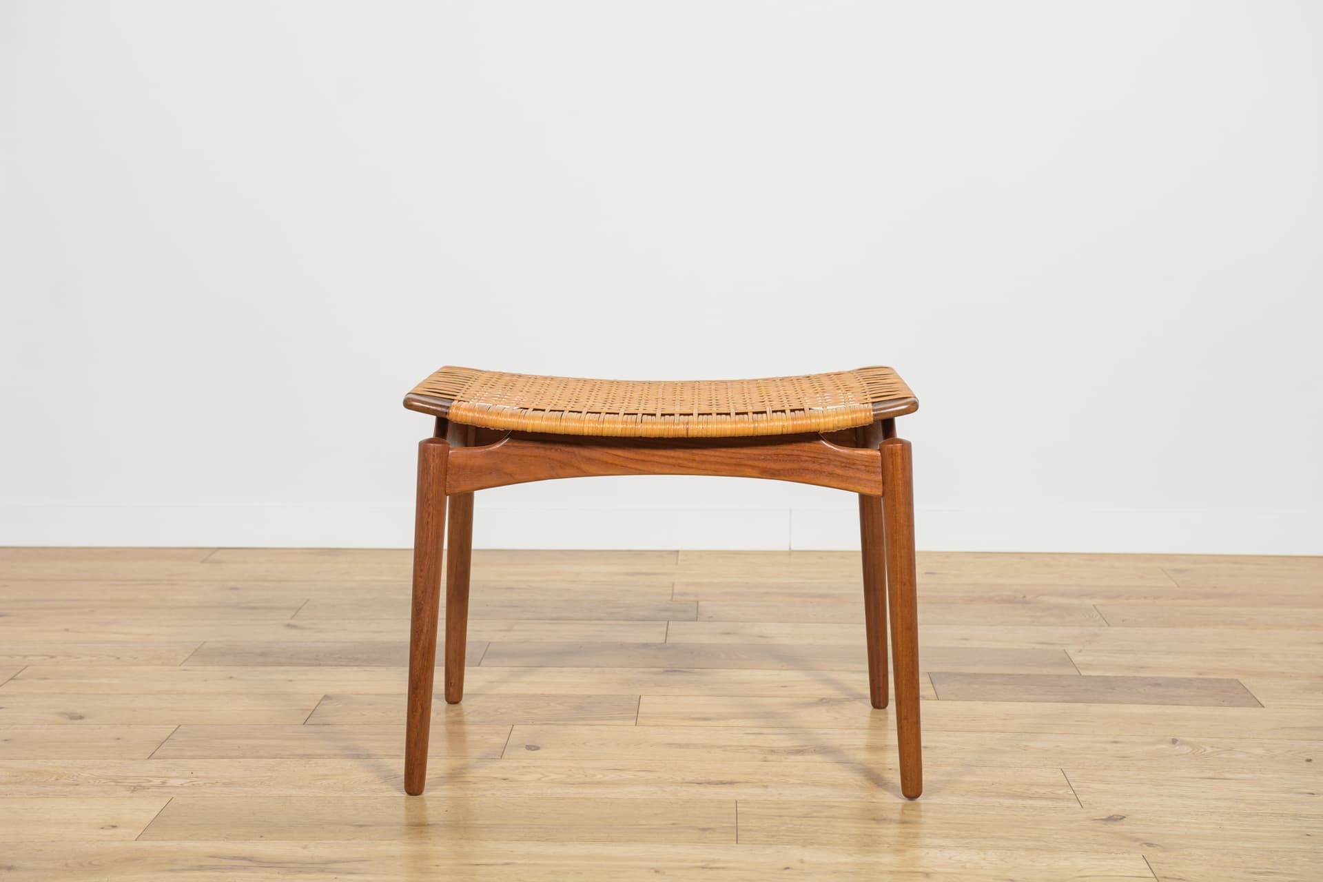 Taboret, teak brązowy jasny, rattan, proj. S. Omann, Dania, lata 60. - 185421