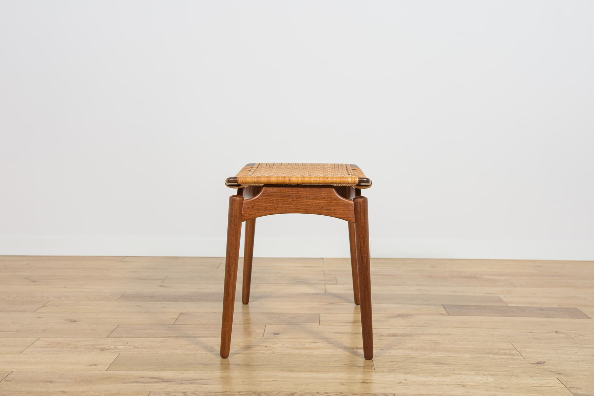 Taboret, teak brązowy jasny, rattan, proj. S. Omann, Dania, lata 60. - 185425