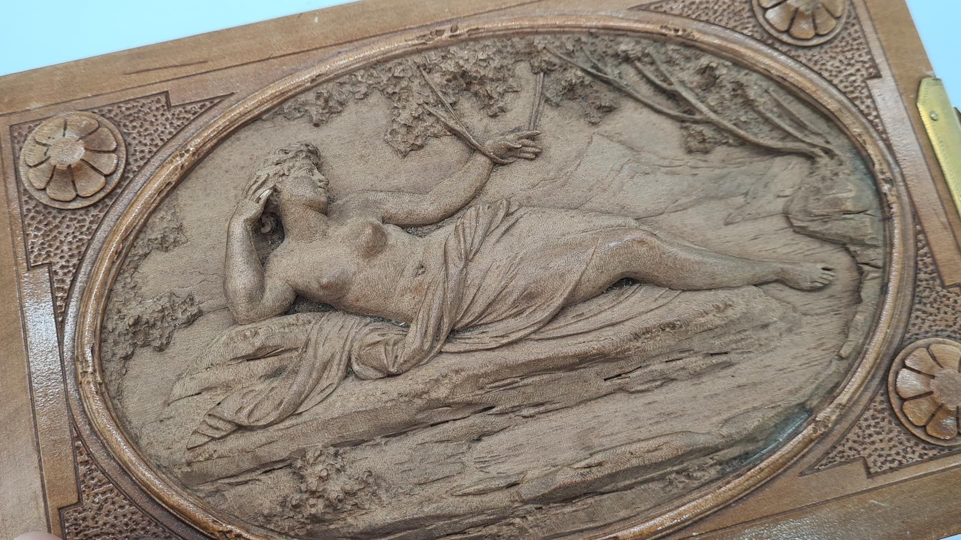 Antyczny album fotograficzny z reliefową drewnianą okładką | ok. 80 zdjęć | okres powojenny - 185780