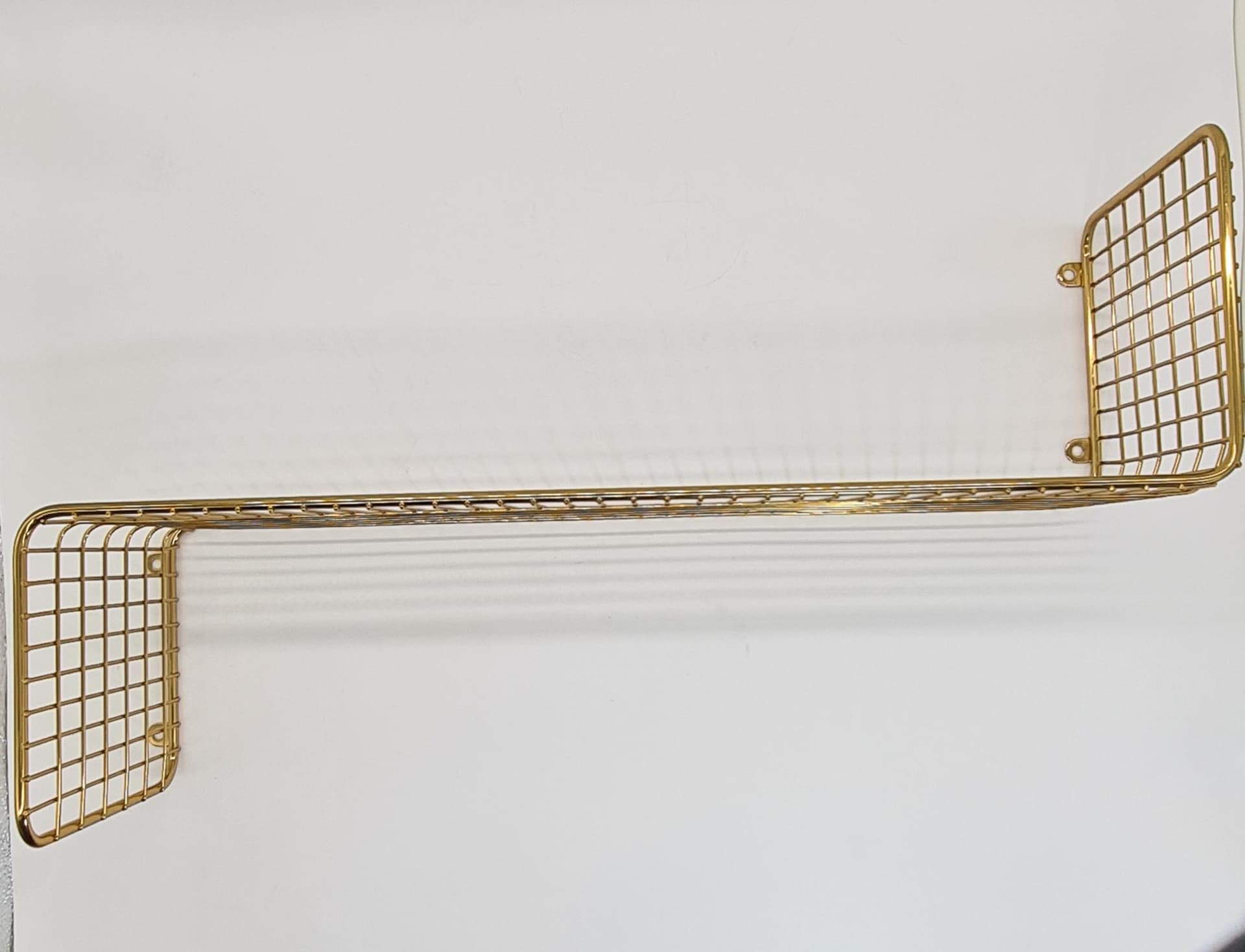 Złota półka ścienna z metalowej siatki - 185836