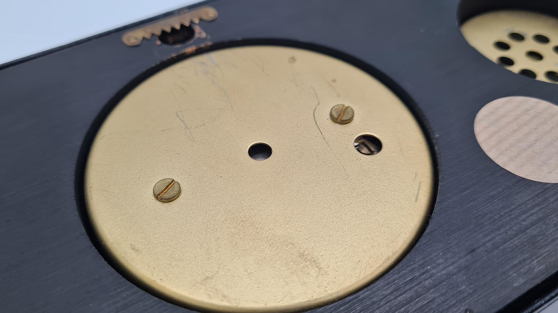 Stacja pogodowa ścienna, czarny winyl, mosiądz, szkło, Holandia, lata 60. - 185898