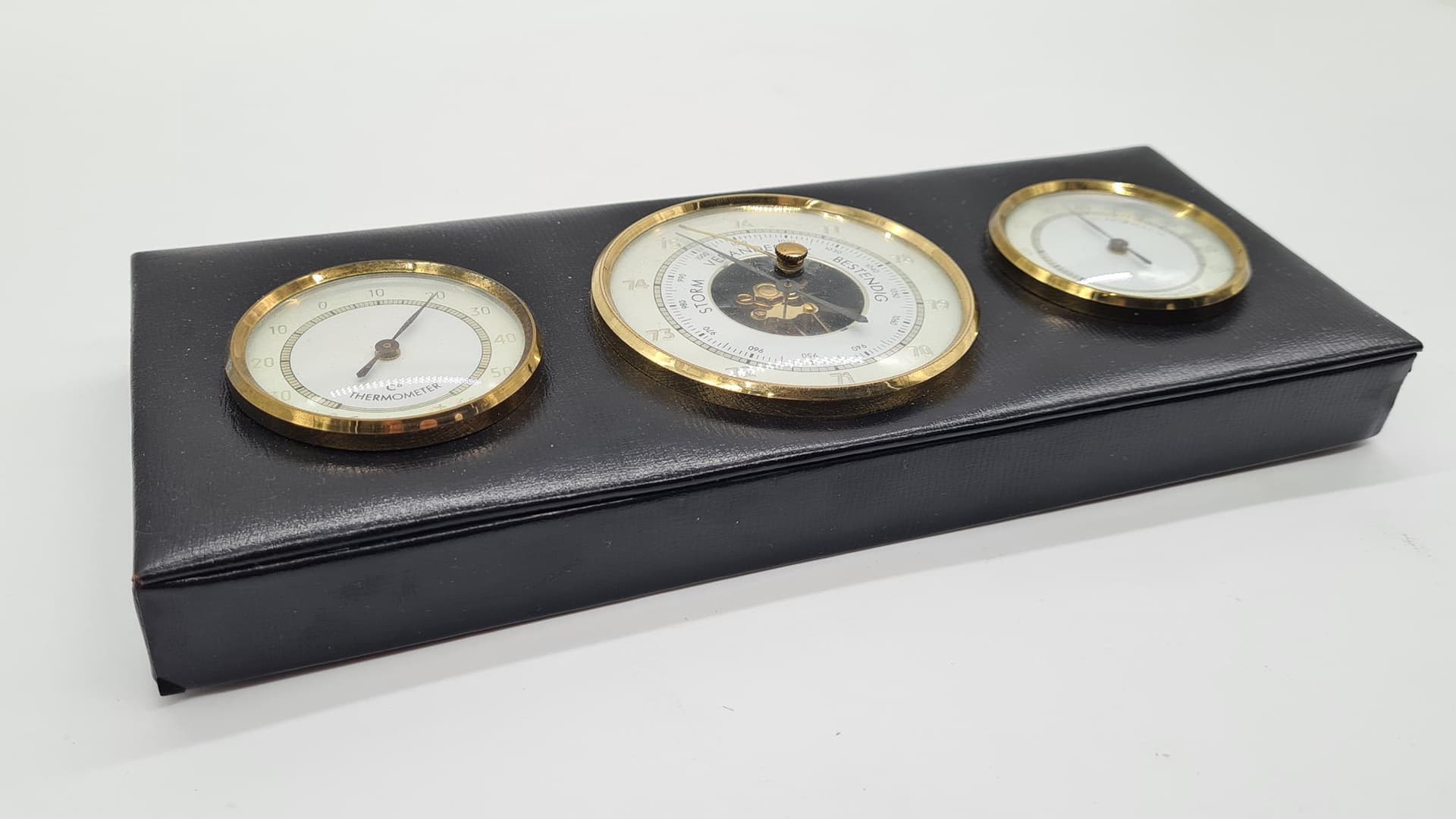 Stacja pogodowa ścienna, czarny winyl, mosiądz, szkło, Holandia, lata 60. - 185895