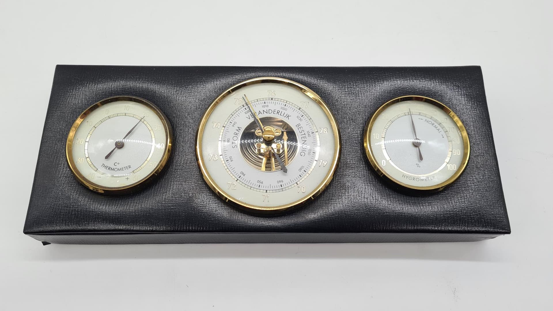 Stacja pogodowa ścienna, czarny winyl, mosiądz, szkło, Holandia, lata 60. - 185890