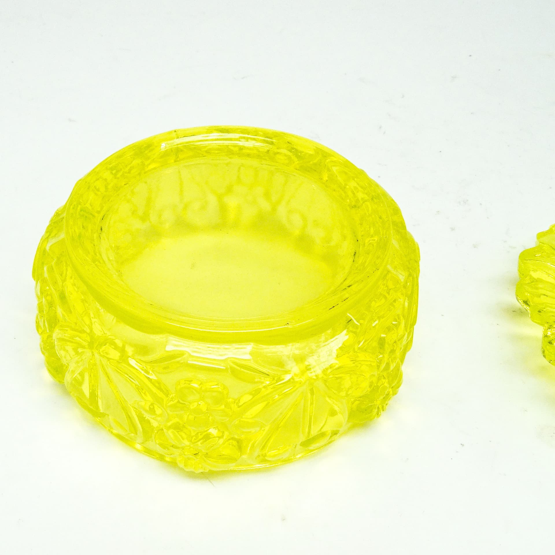 Bomboniera Art déco, szkło uranowe prasowane, Czechosłowacja, lata 50. - 186111