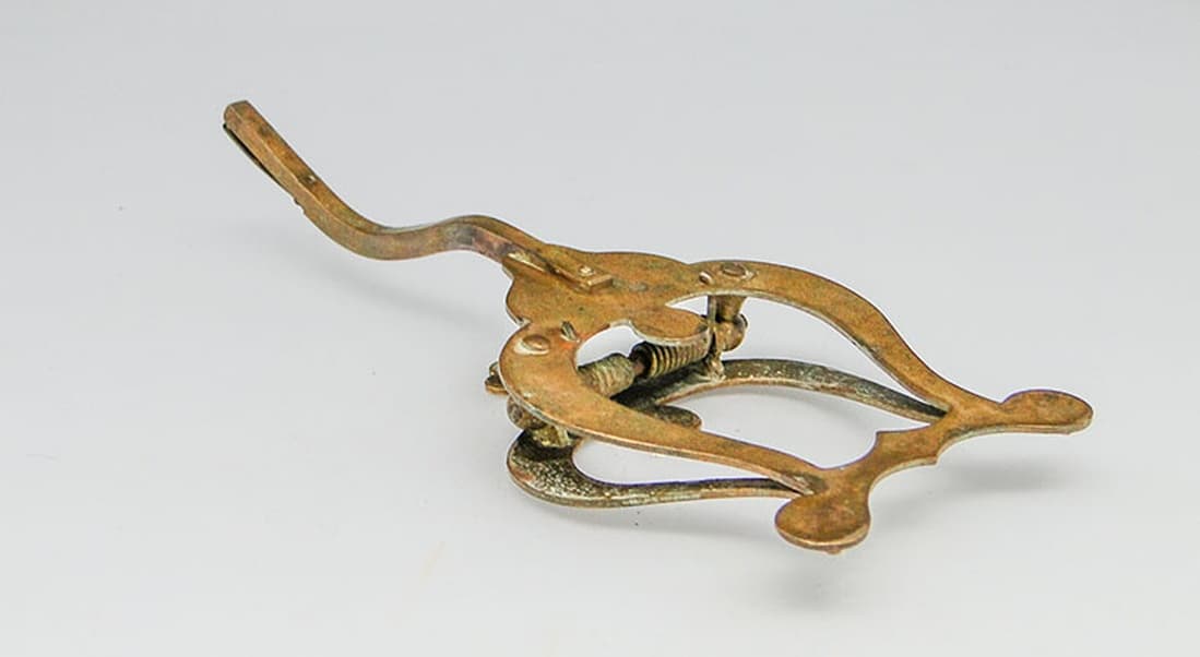 Music holder clip, Art Nouveau, brass, early 20th c. - 186369