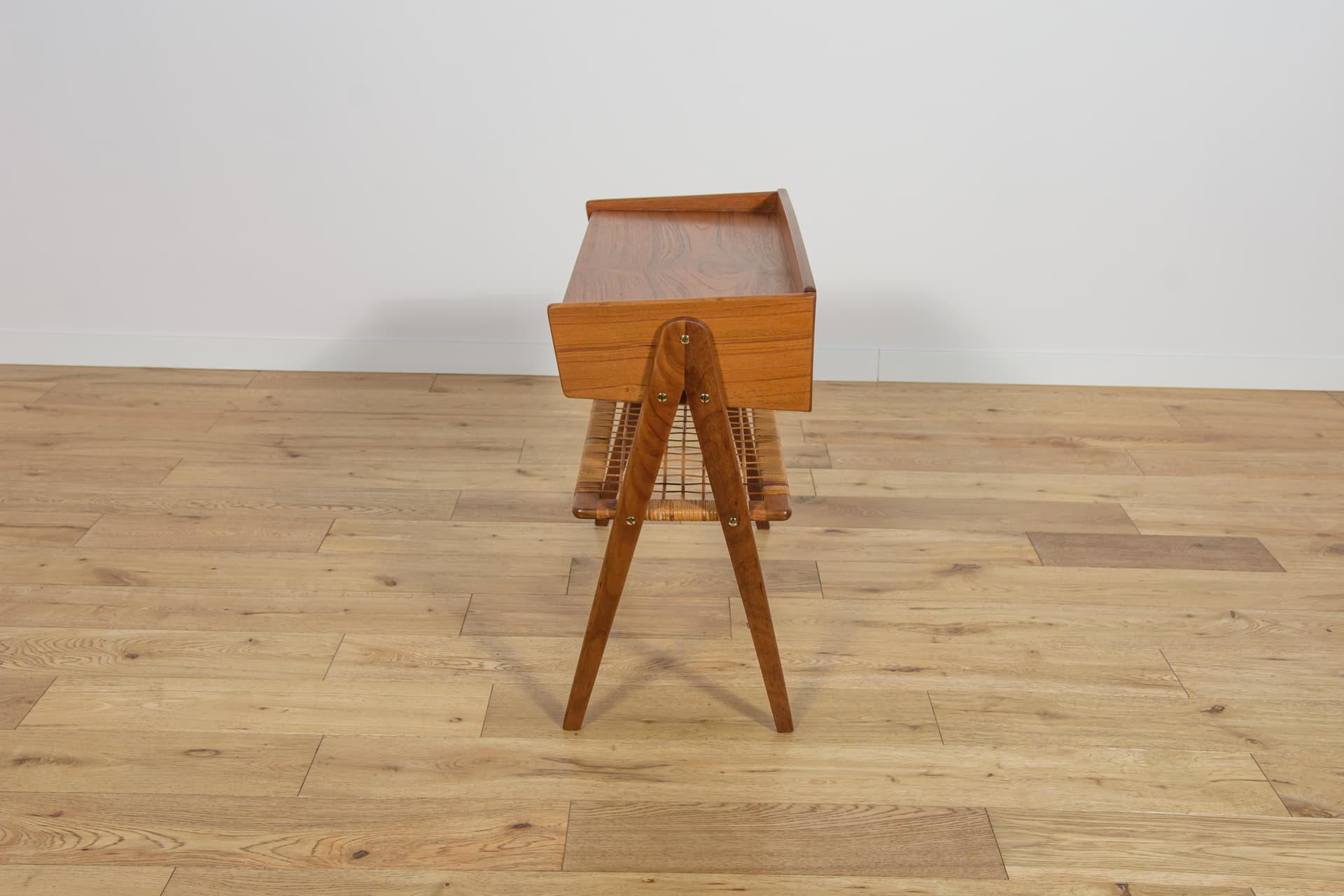 Stolik pomocniczy, teak brązowy jasny, rattan, proj. S. Rasmussen, Dania, lata 60. - 186800
