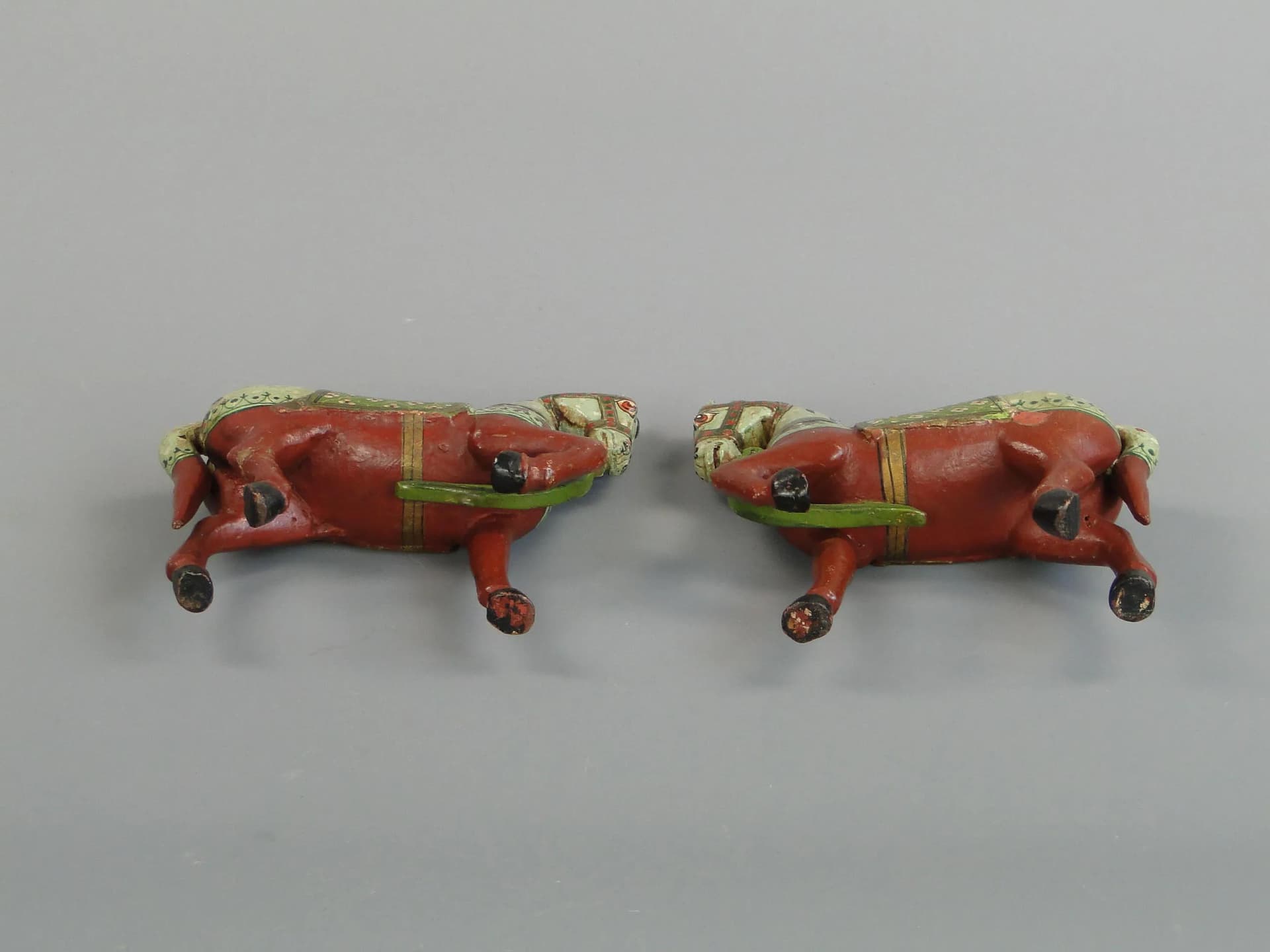 Para rzeźb, konie polichromowane, drewno multikolor, Indie, przełom XIX i XX w. - 12994