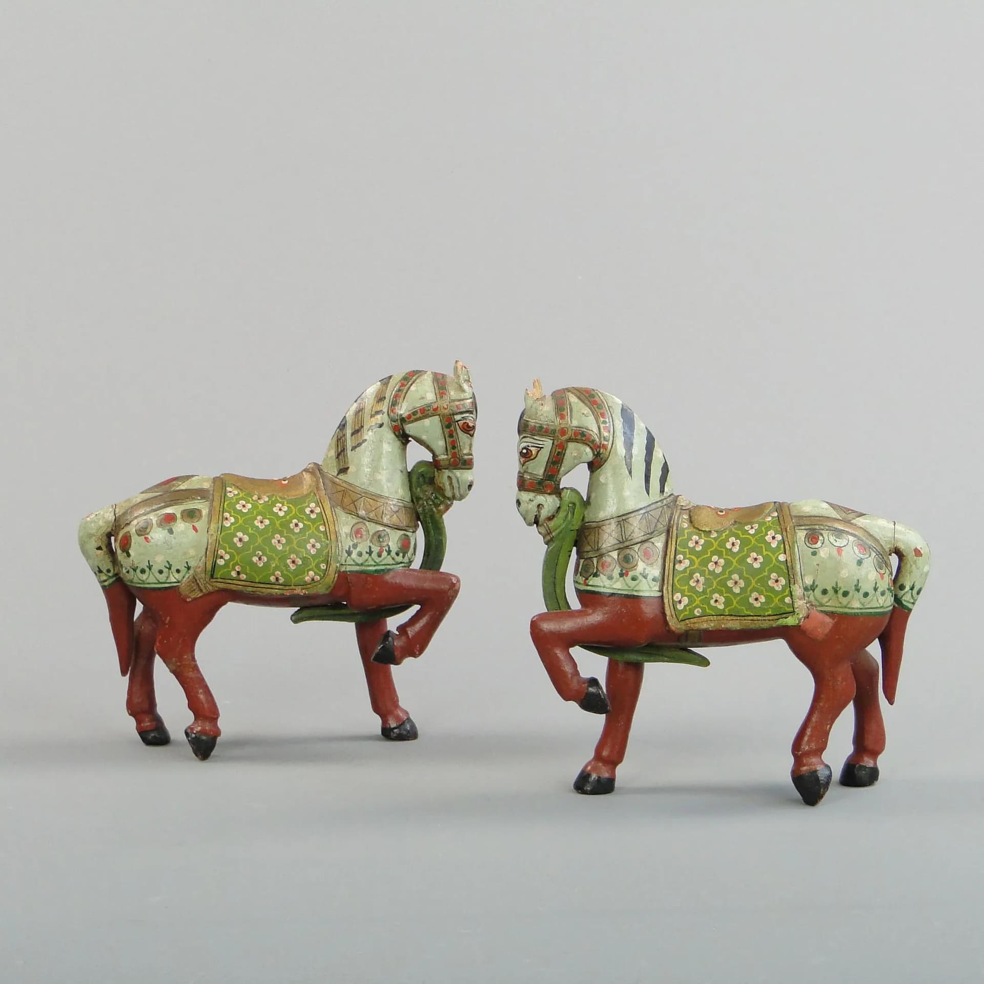 Para rzeźb, konie polichromowane, drewno multikolor, Indie, przełom XIX i XX w. - 12992