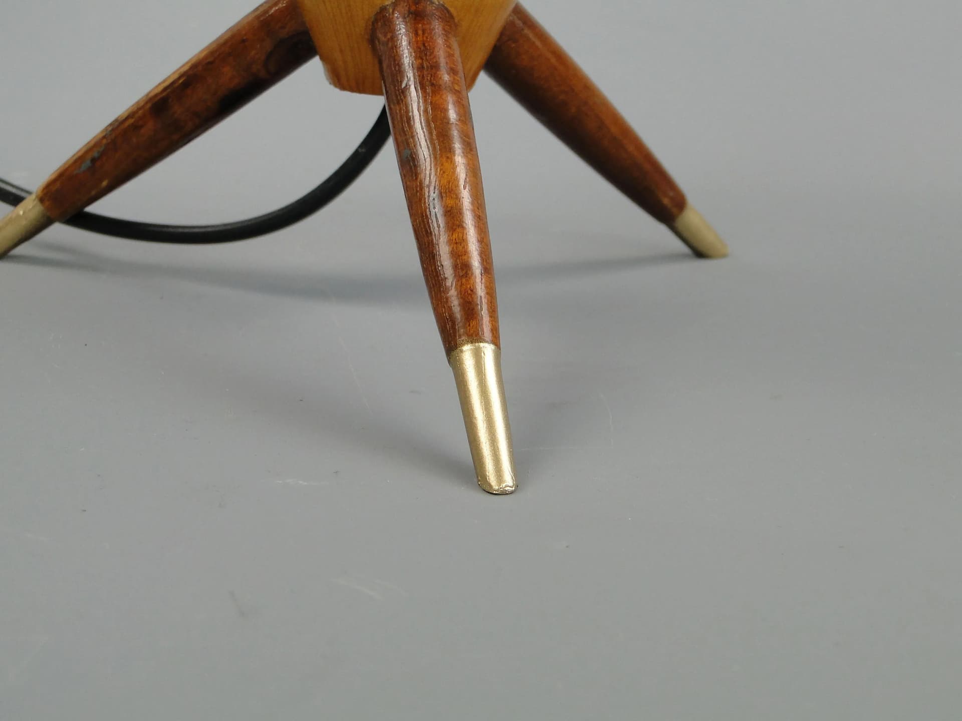 Lampa stołowa New Look, orzech, metal, abażur ecru, Polska, lata 60. - 13111