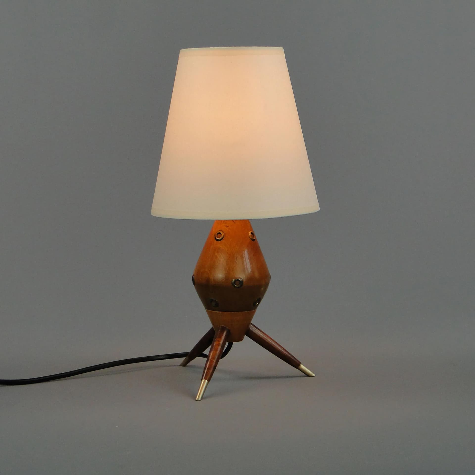 Lampa stołowa New Look, orzech, metal, abażur ecru, Polska, lata 60. - 13115