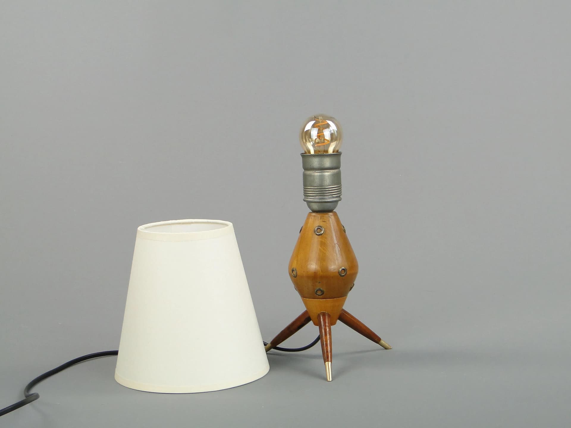 Lampa stołowa New Look, orzech, metal, abażur ecru, Polska, lata 60. - 13113