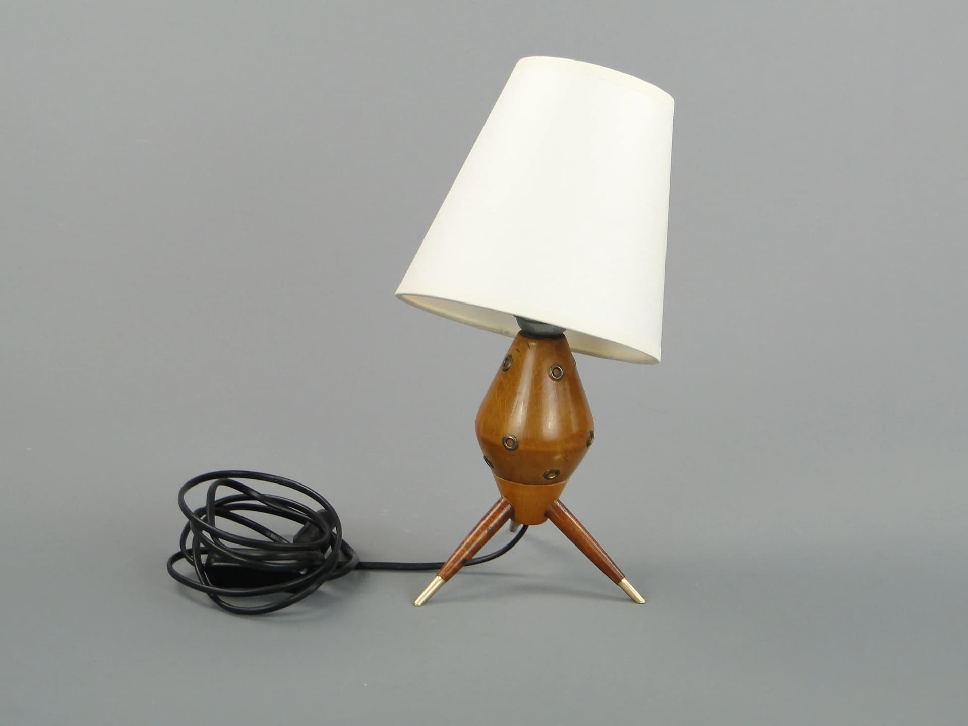 Lampa stołowa New Look, orzech, metal, abażur ecru, Polska, lata 60. - 13107