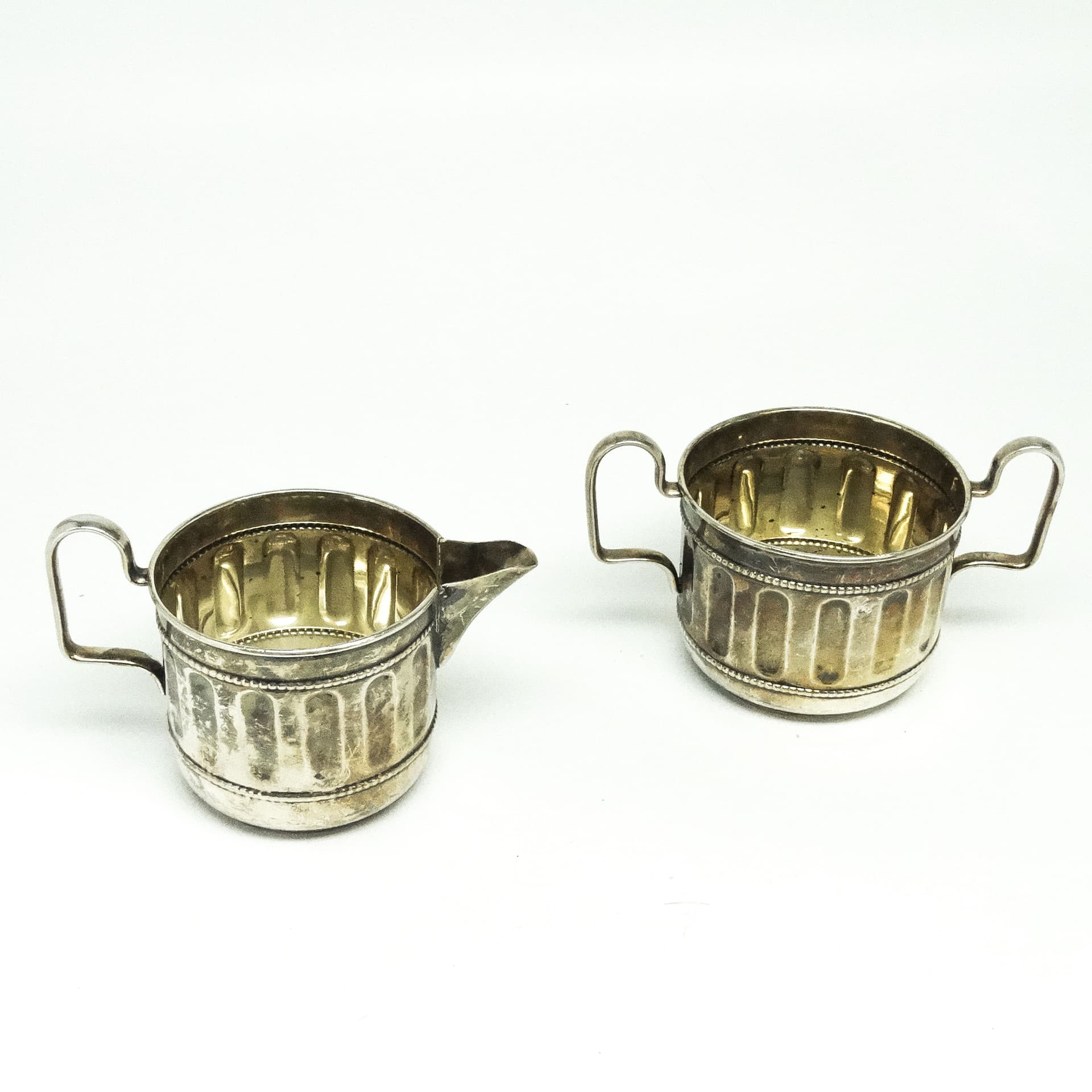 Komplet cukiernica i mlecznik, neoklasycyzm z wpływami art deco, mosiądz srebrzony, Belgia, lata 30. - 189017