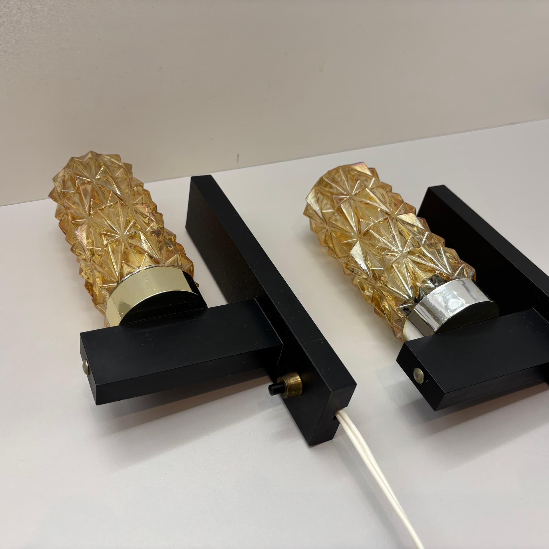 Para kinkietów, bursztynowe szkło, czerń, Dania, lata 70. - 190111