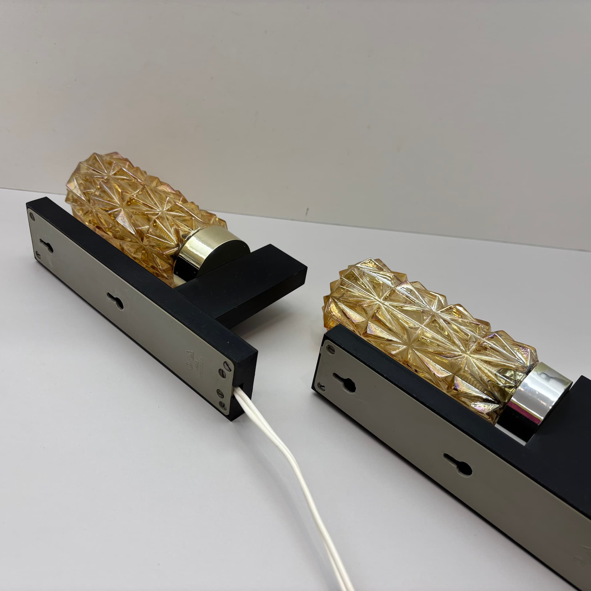 Para kinkietów, bursztynowe szkło, czerń, Dania, lata 70. - 190109