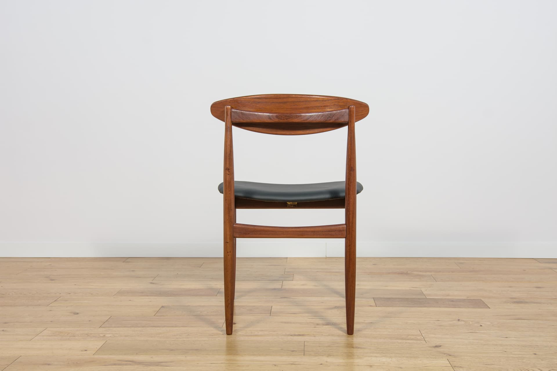 Komplet czterech krzeseł Model 4507, teak brązowy ciemny, palisander brązowy ciemny, skóra naturalna czarna, proj. I. Kofod-Larsen, G-Plan, Wielka Brytania, lata 60. - 190590