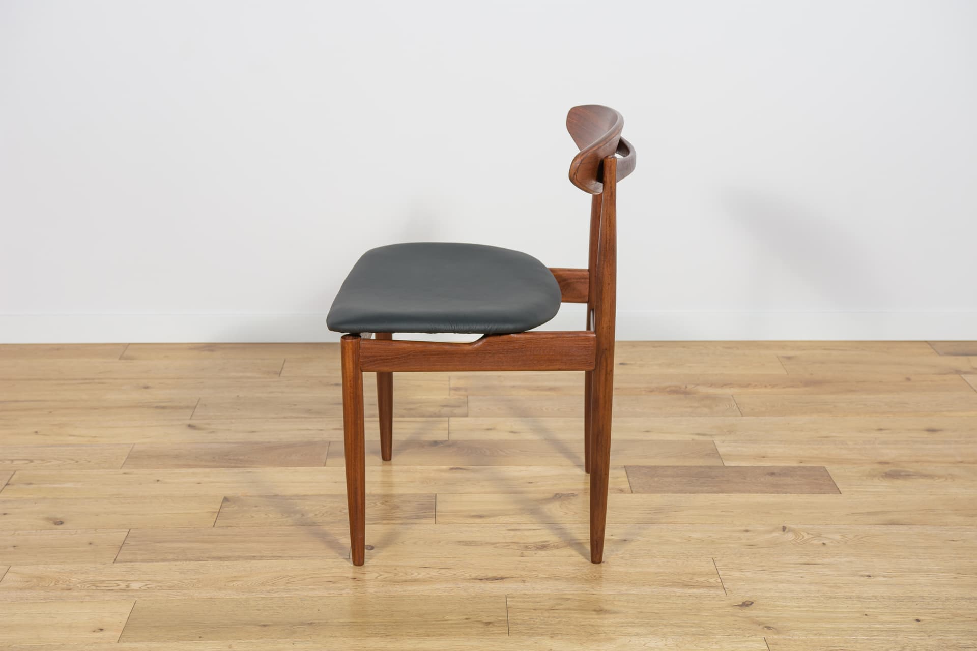 Komplet czterech krzeseł Model 4507, teak brązowy ciemny, palisander brązowy ciemny, skóra naturalna czarna, proj. I. Kofod-Larsen, G-Plan, Wielka Brytania, lata 60. - 190592